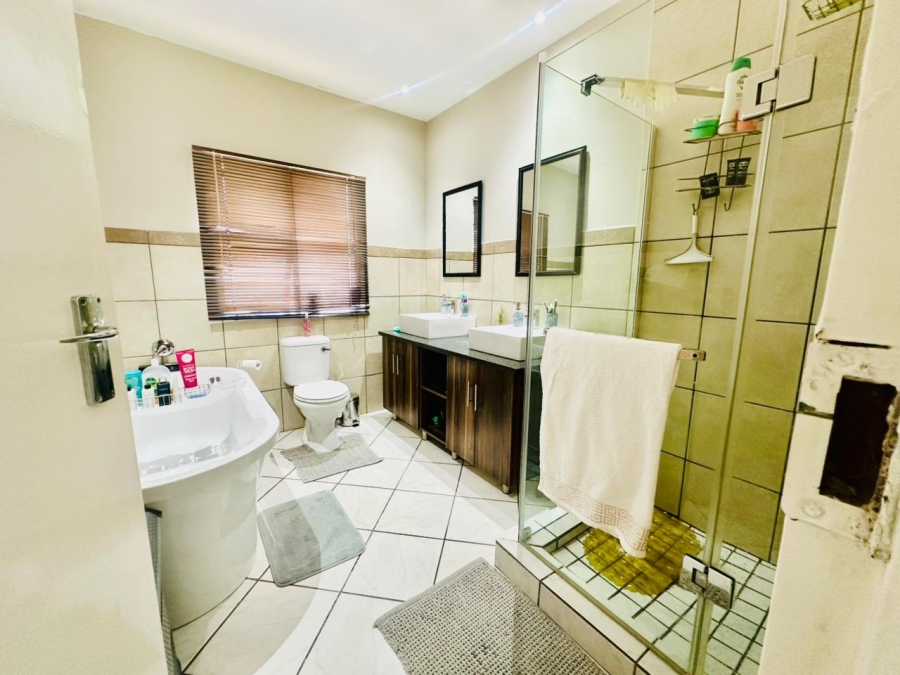 3 Bedroom Property for Sale in Gateway Manor North West